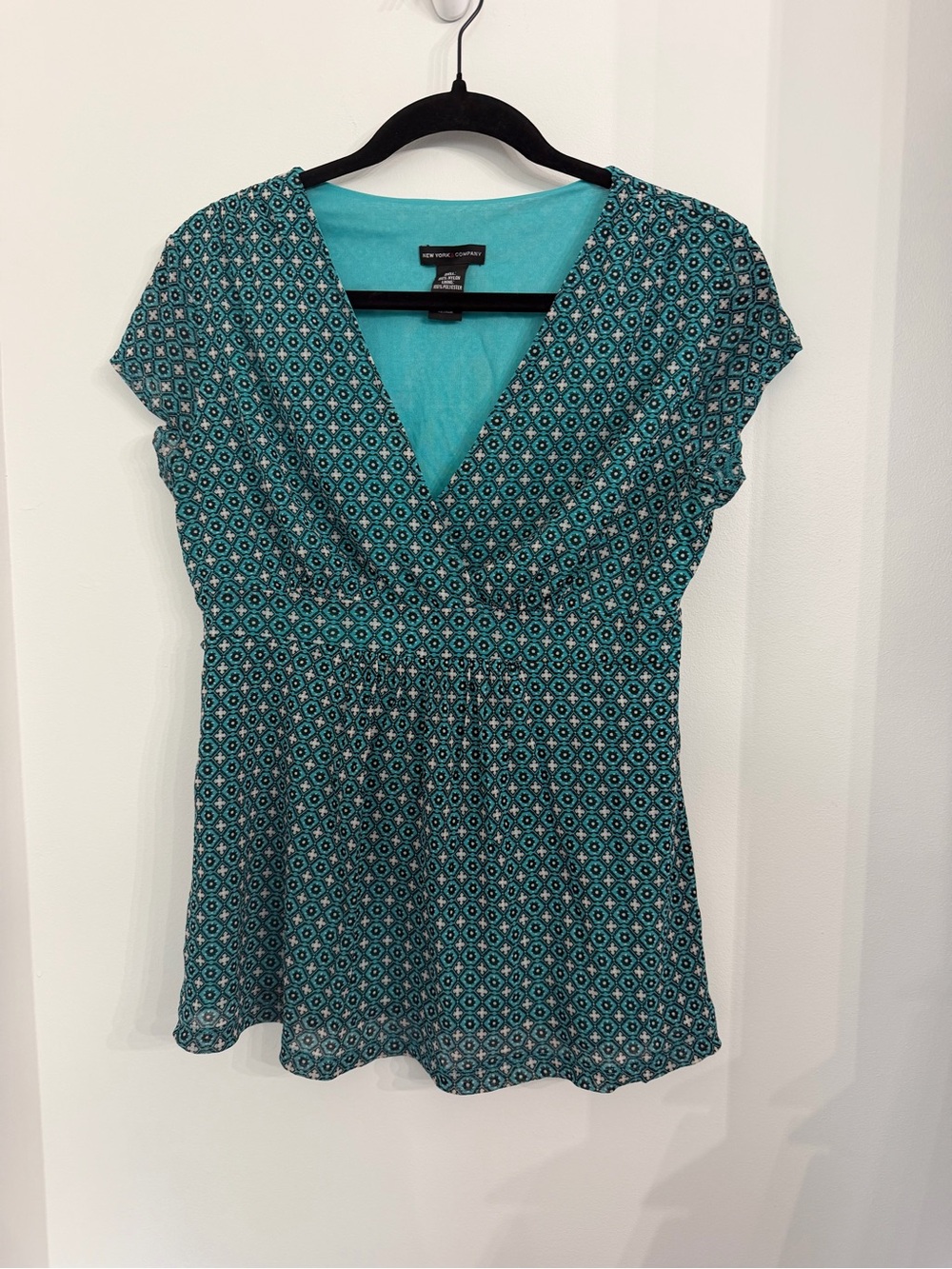 New York & Company Teal Geometric V-Neck Blouse Size L EUC